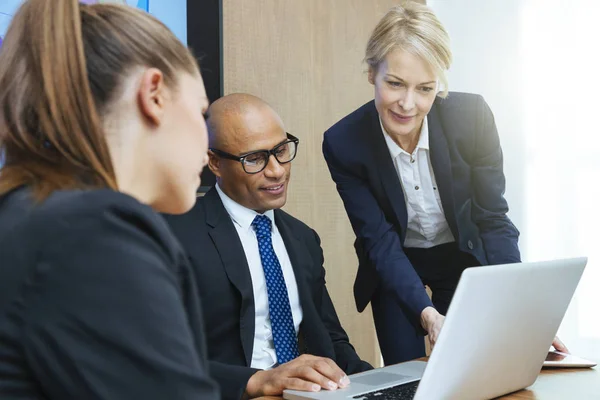 Businesspeople meeting in conference room — Stock Photo, Image