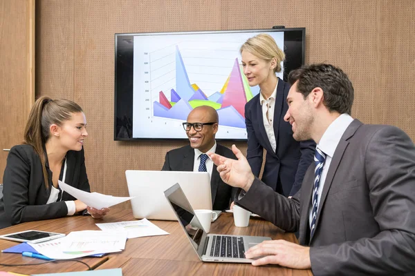 Geschäftsleute treffen sich im Konferenzraum — Stockfoto