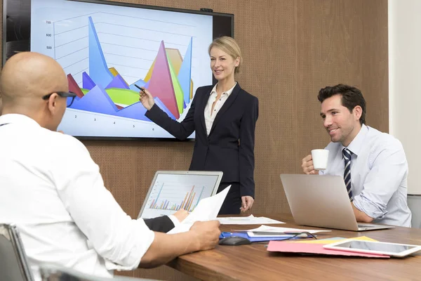 Geschäftsleute treffen sich im Konferenzraum — Stockfoto