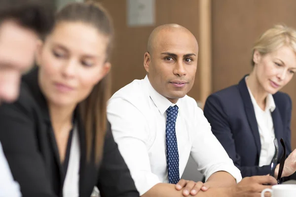 Geschäftsleute treffen sich im Konferenzraum — Stockfoto