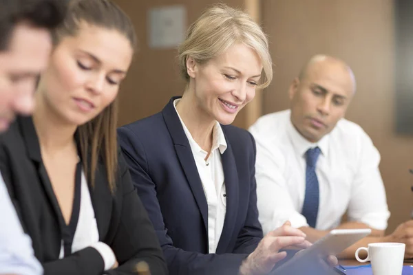 Geschäftsleute treffen sich im Konferenzraum — Stockfoto