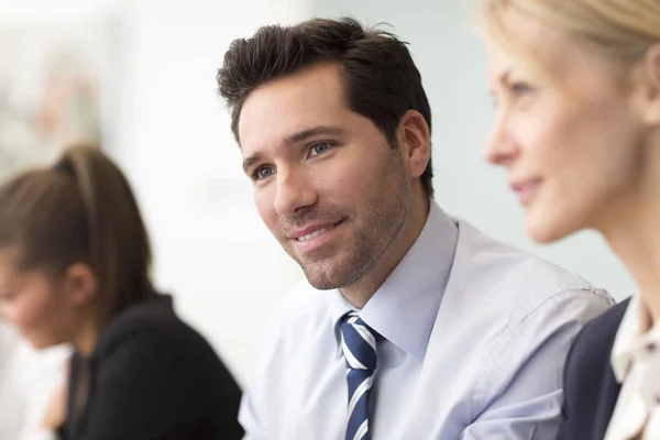 Ondernemers bijeen in vergaderruimte — Stockfoto