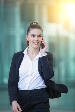 İş kadını cep telefonuyla konuşuyor