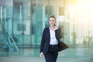 İş kadını cep telefonuyla konuşuyor