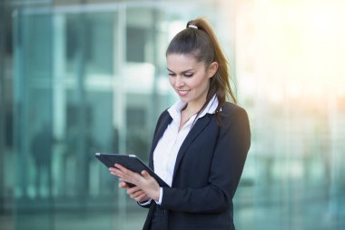 tablet pc kullanma iş kadını
