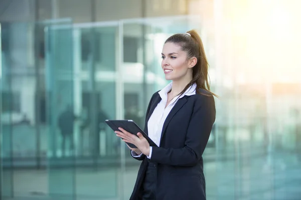 Mujer de negocios usando una tableta pc —  Fotos de Stock