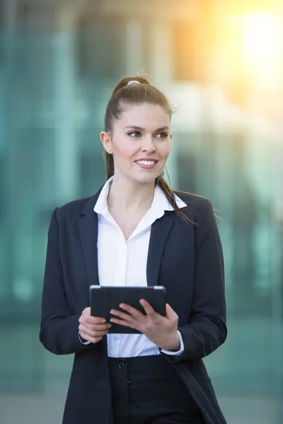Affärskvinna med hjälp av en TabletPC — Stockfoto