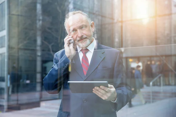 Uomo d'affari maturo che parla sul cellulare — Foto Stock