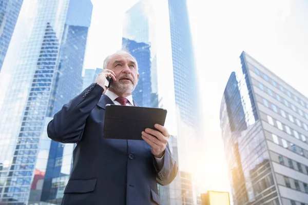 Volwassen zakenman aan het praten op mobiele telefoon — Stockfoto