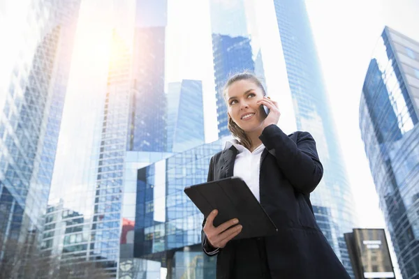 Zakenvrouw praten op mobiele telefoon — Stockfoto