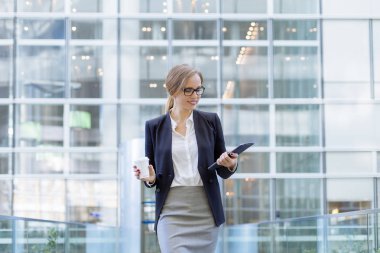 İş kadını kahve molası veriyor.