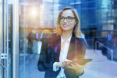 iş kadını dijital tablet kullanma