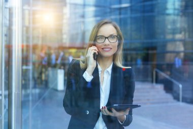 İş kadını cep telefonuyla konuşuyor
