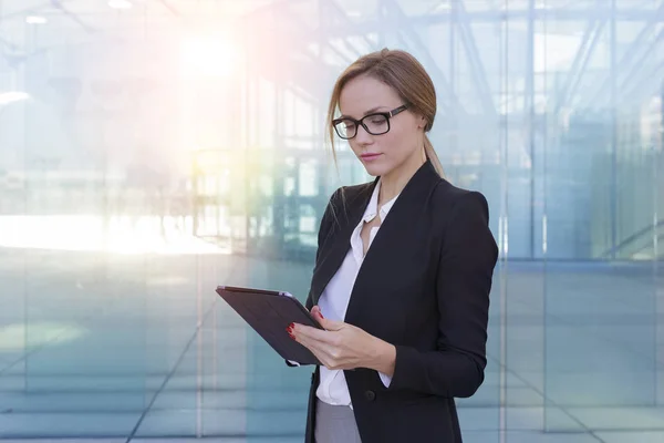 Retrato de una mujer de negocios usando una tableta digital —  Fotos de Stock