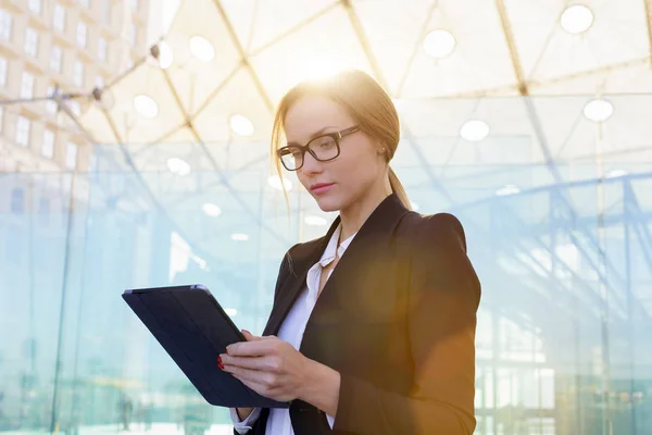 Porträtt av en affärskvinna med hjälp av en digital tablet — Stockfoto