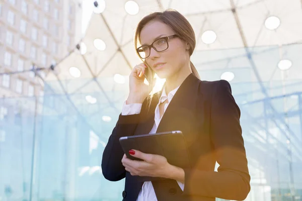 Porträtt av en affärskvinna som pratar i mobiltelefon — Stockfoto