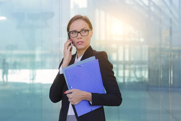 Portrait of a businesswoman talking on mobile phone — Stock Photo, Image