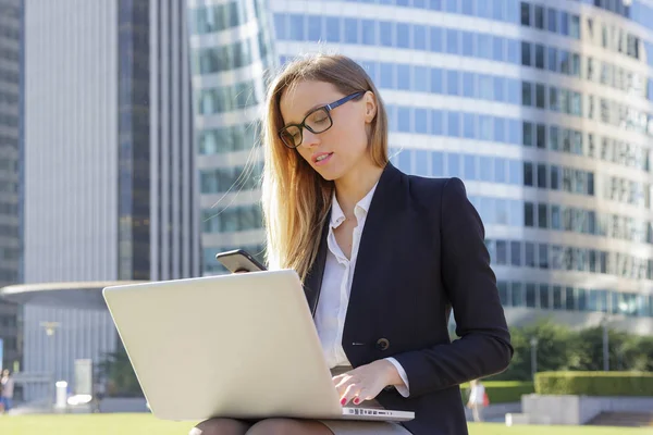 Retrato de uma mulher de negócios usando um laptop — Fotografia de Stock