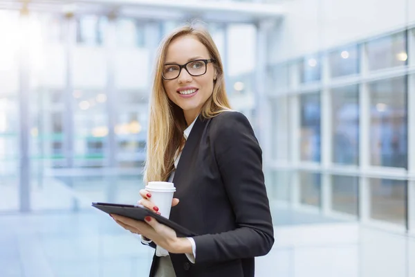 Empresária fazendo uma pausa para café — Fotografia de Stock