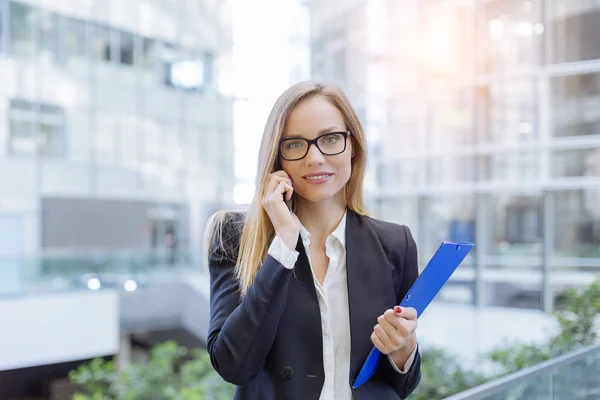 Businesswoman talking on mobile phone — Stock Photo, Image