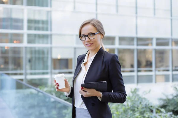 Affärskvinna med kaffepaus — Stockfoto