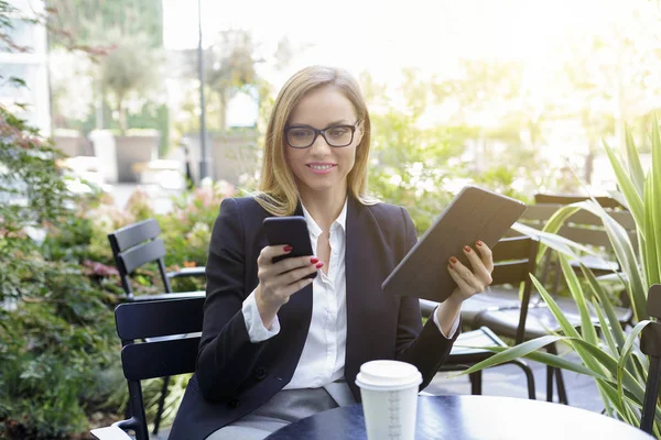 Businesswoman having a coffee break — Stock Photo, Image