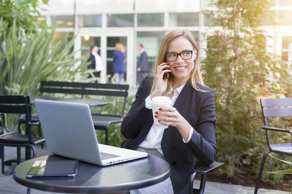Businesswoman having a coffee break — Stock Photo, Image