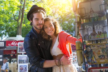 Paris'i genç Çift