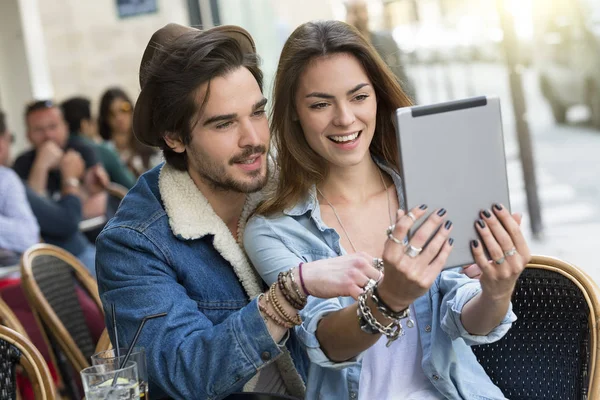 Parejas jóvenes visitando París —  Fotos de Stock