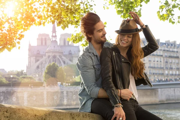 Jeune couple visitant Paris — Photo