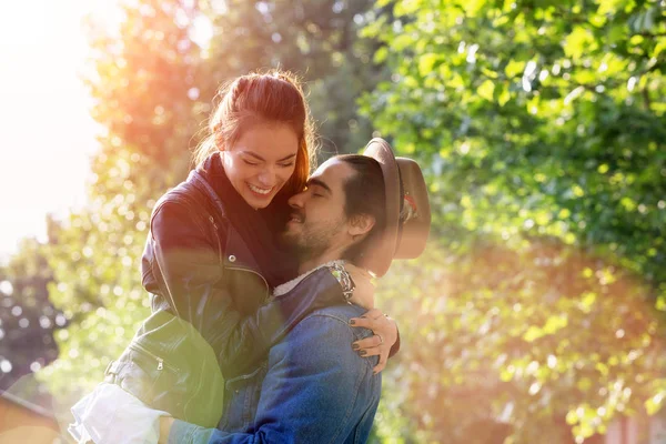 Jeune couple visitant Paris — Photo