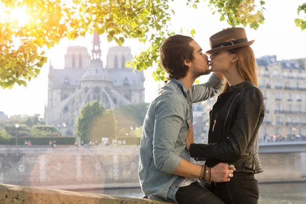 Jeune couple visitant Paris — Photo