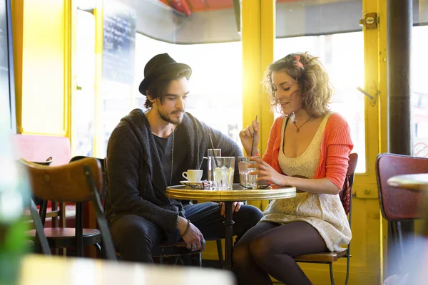 Jeune couple visitant Paris — Photo