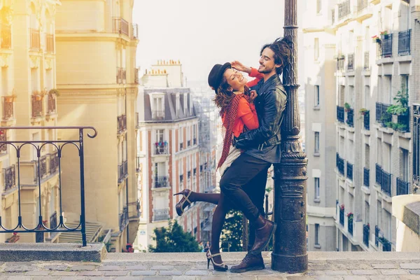 Jeune couple visitant Paris — Photo