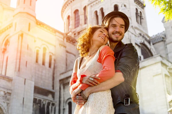 Jeune couple visitant Paris — Photo