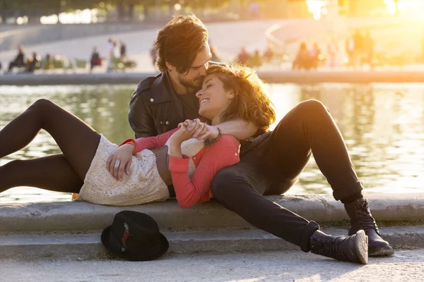 Young couple visiting paris — Stock Photo, Image