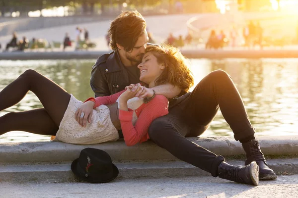 Jovem casal visitando Paris — Fotografia de Stock