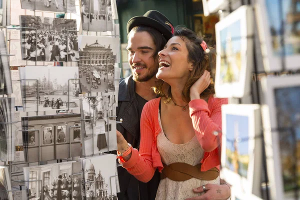 Jeune couple visitant Paris — Photo