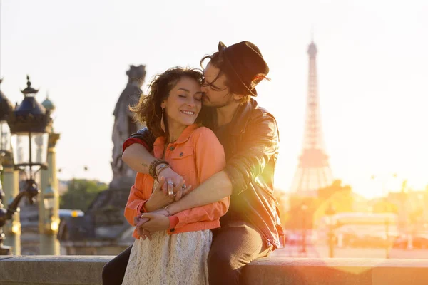 Nuori pari vierailevat Pariisissa — kuvapankkivalokuva