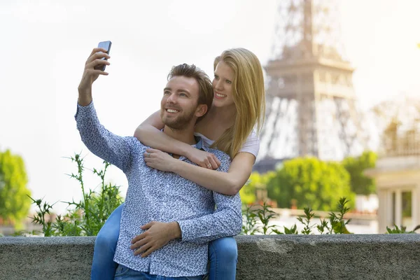 Mladý pár hostující Paříž — Stock fotografie