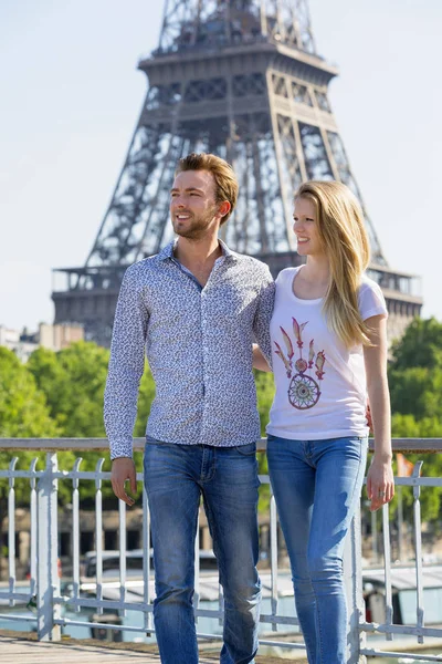 Jeune couple visitant Paris — Photo