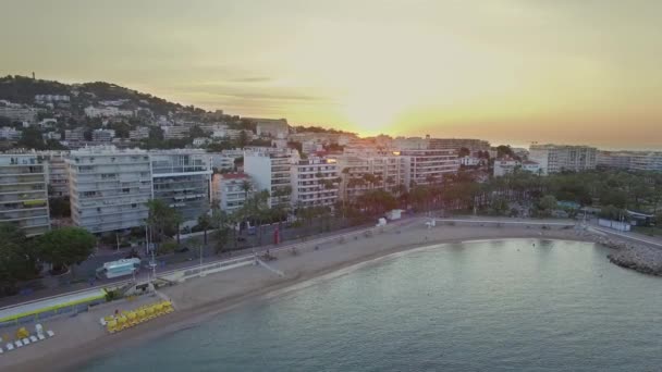 França, Cannes, Vista aérea sobre o croisette ao nascer do sol — Vídeo de Stock