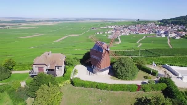 Frankrike, Champagne, Flygfoto över windmill av Verzenay, — Stockvideo