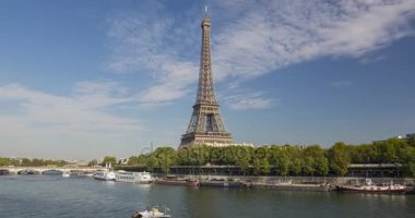 Eyfel Kulesi, Paris, Fransa, geçen Seine Nehri üzerinde tur tekne