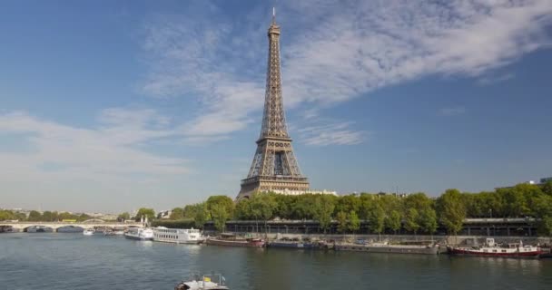 Turbåt på floden Seine passerar Eiffeltornet, Paris, Frankrike — Stockvideo