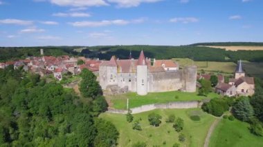 Fransa, Bordo, Cote d'Or, Chateauneuf en Auxois havadan görünümü