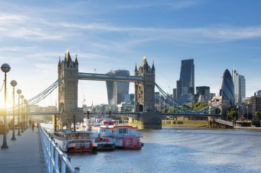 Londra, finans bölgesi ve Tower bridge