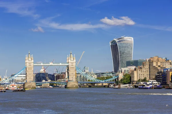 Financial district of london och tower bridge — Stockfoto