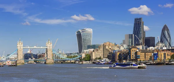 Londýn, pohled na finanční čtvrti a Tower bridge — Stock fotografie