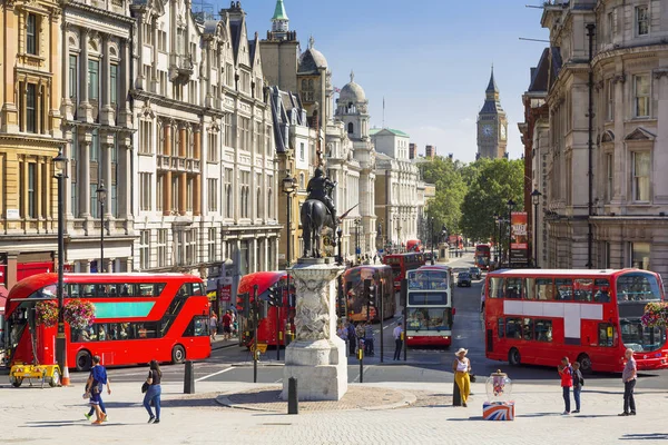 Londres, Tráfico en Trafalgar Square — Foto de Stock